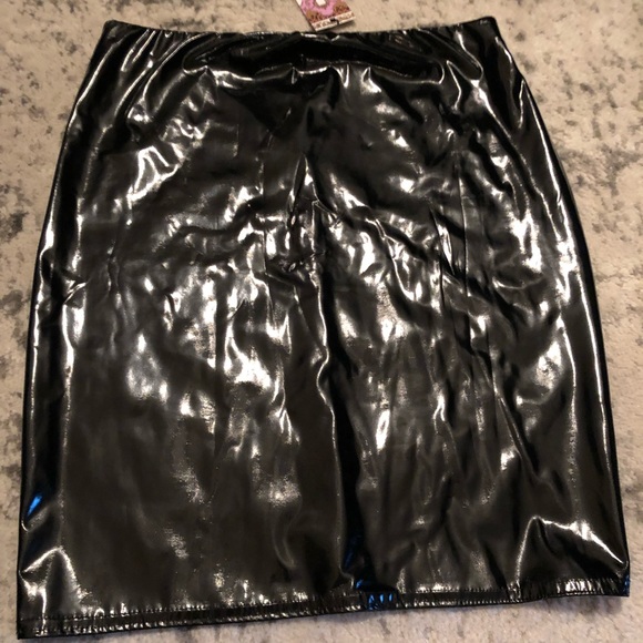 NWT patent Boohoo mini skirt - Picture 2 of 2